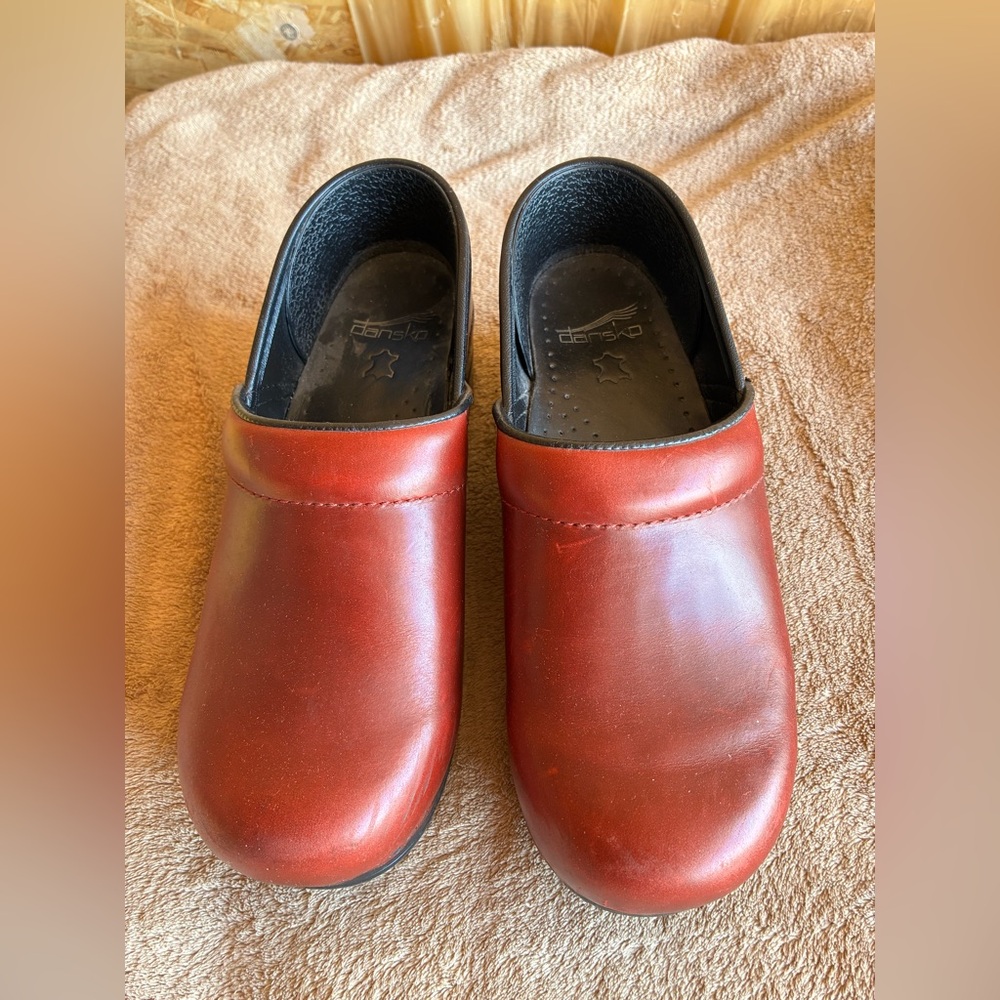 Dansko Professional XP 2.0 Cordovan Leather Clogs
Size 8 (38)